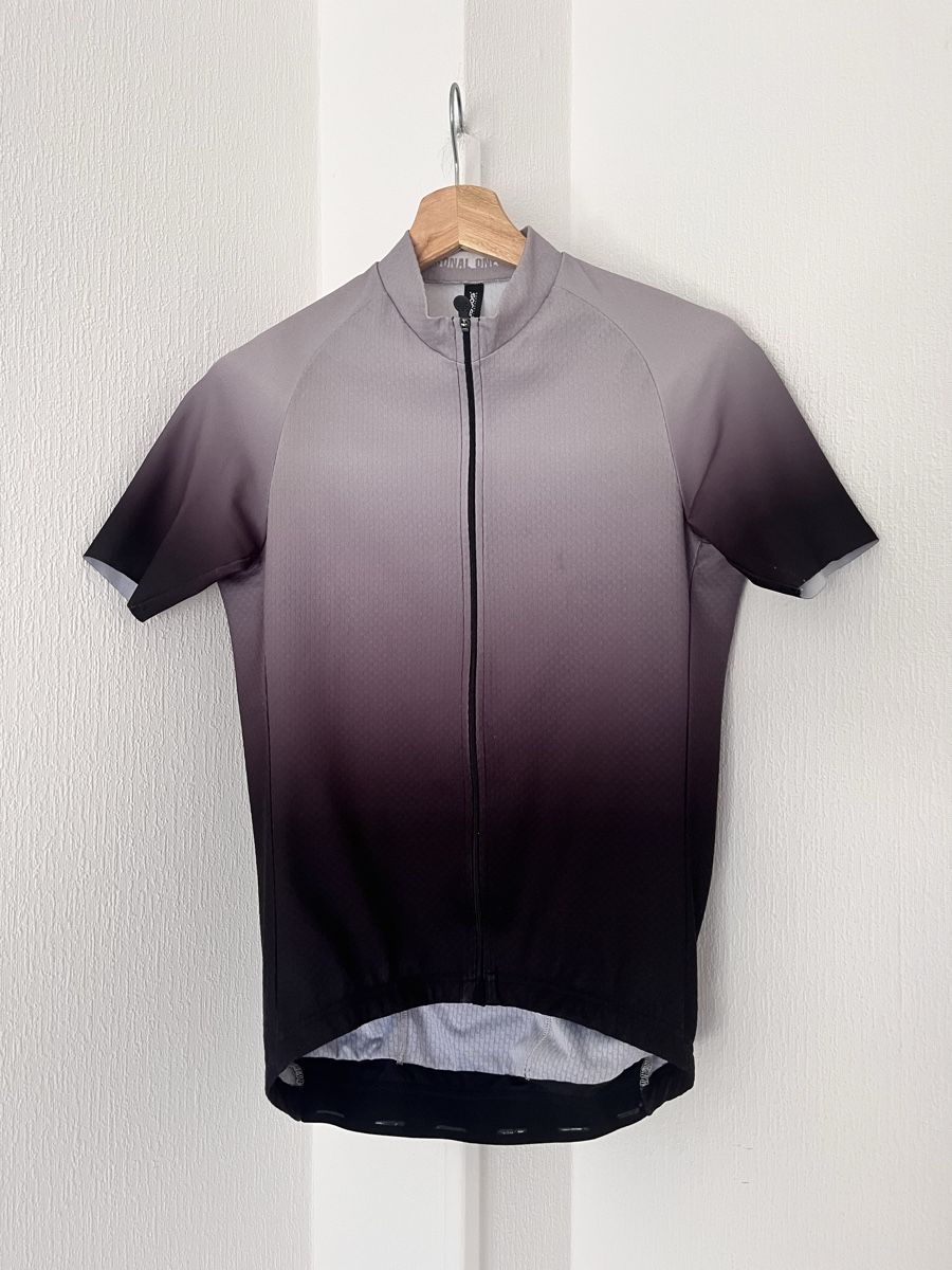 Assos Leibchen & Hosen: Assos cycling jersey size S gradient dark to light – Gebraucht aus Lausanne von Danash