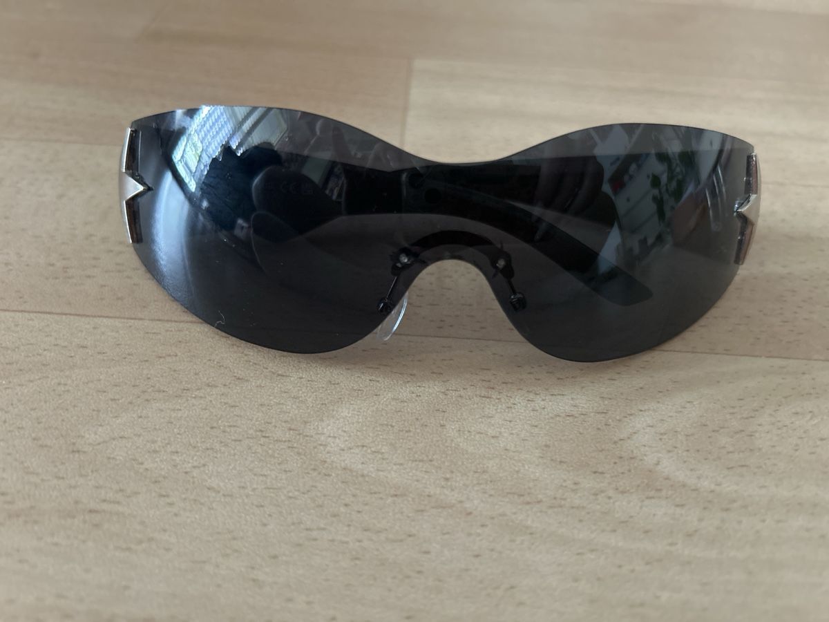 Lunettes & Verres: Schwarze Sonnenbrille  – D'occasion à Zürich par xeniiilou 1