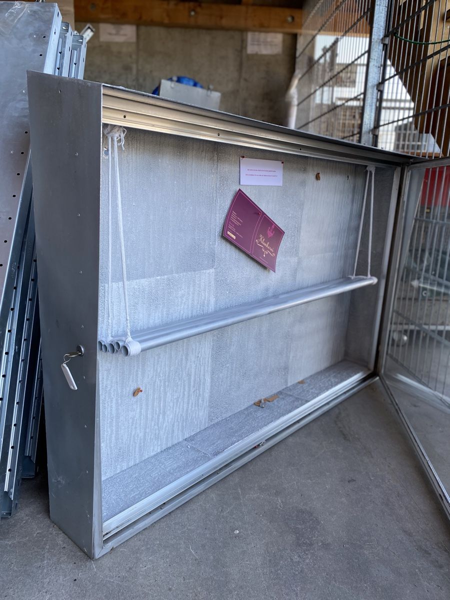 Vitrinen: Vitrinenkasten Metall, Glas – Gebraucht aus Glattbrugg von Pischte.Brockenhaus 1