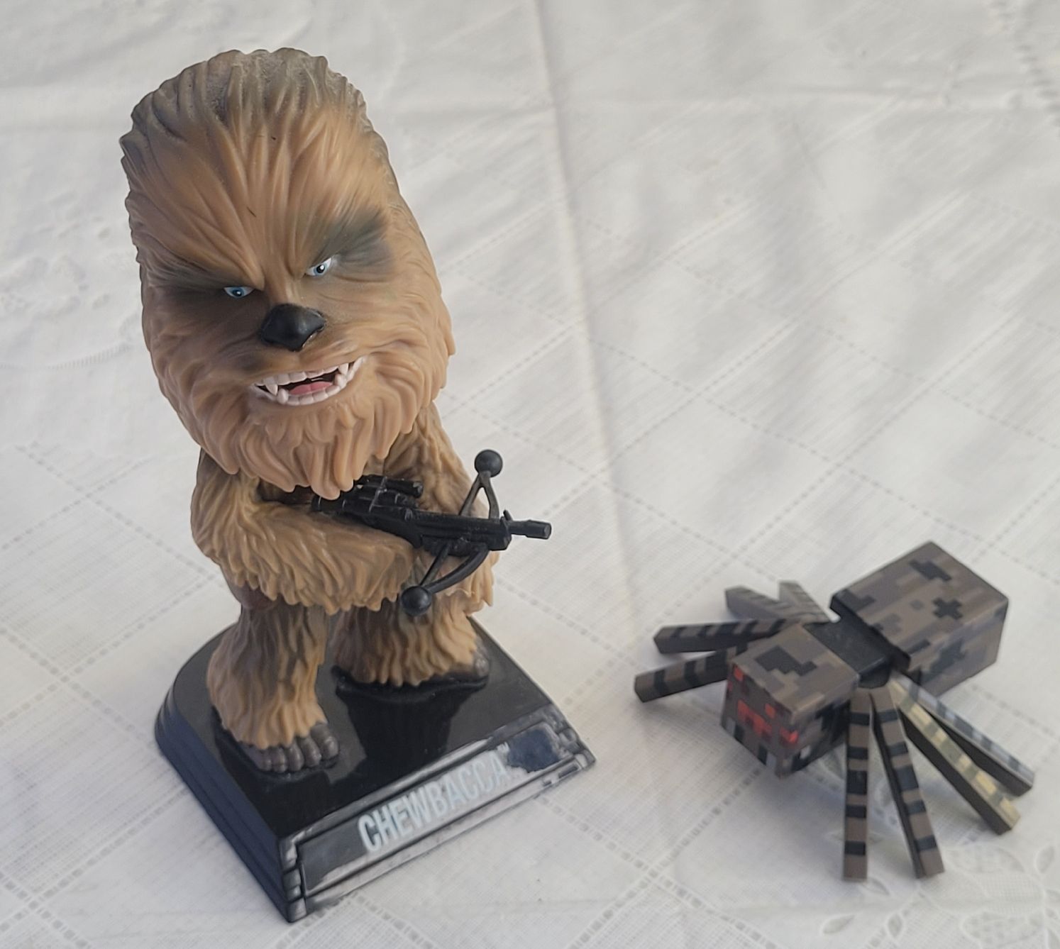 Giocattoli: Von 2015 Chewbacca Wackelfigur – Usato da Buttikon SZ venduto da Corendo