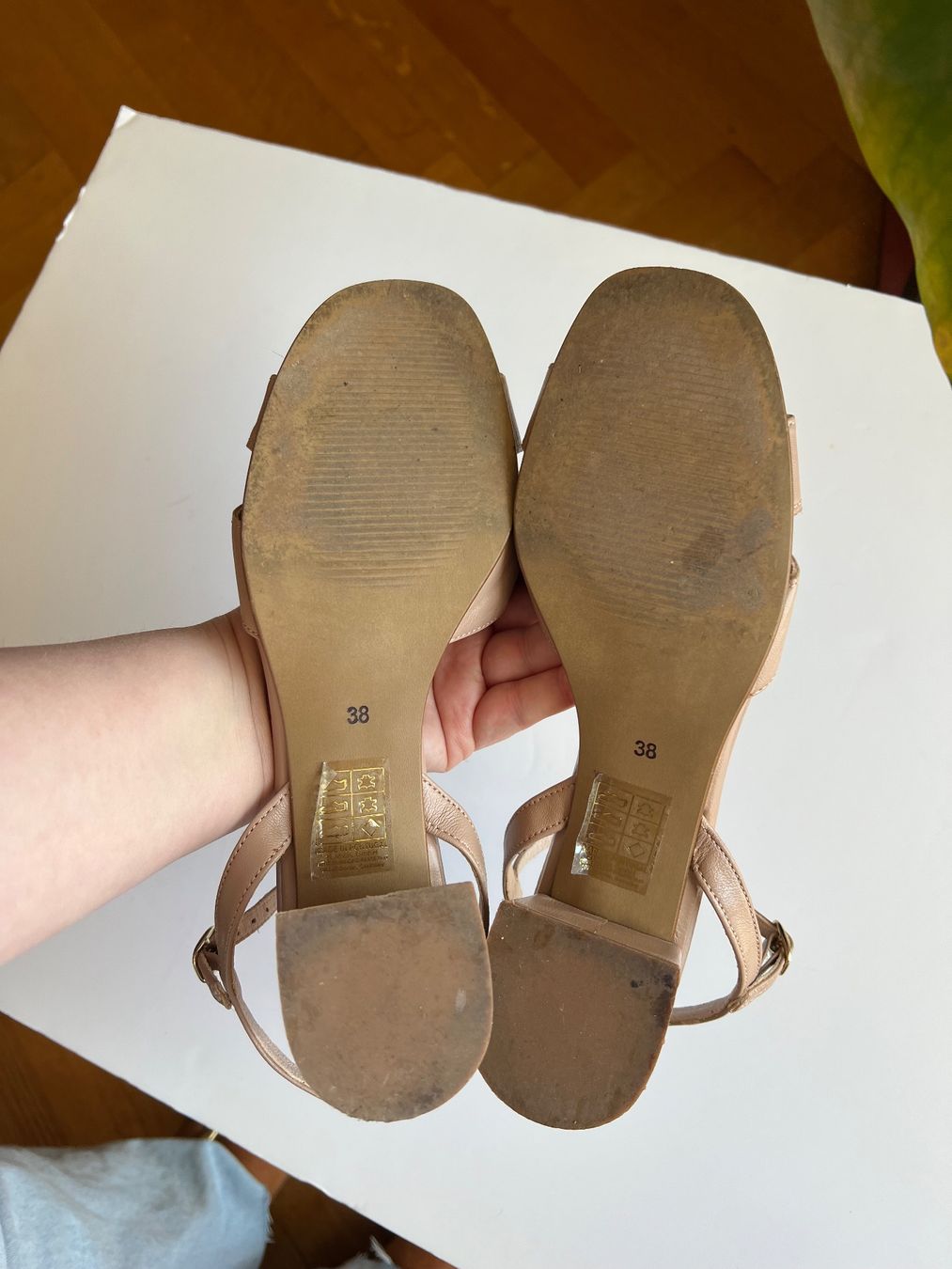 Scarpe da donna: Sandales nude et dorées 38 – Usato da Neuchâtel venduto da Thesebootsaremadeforwalking 2