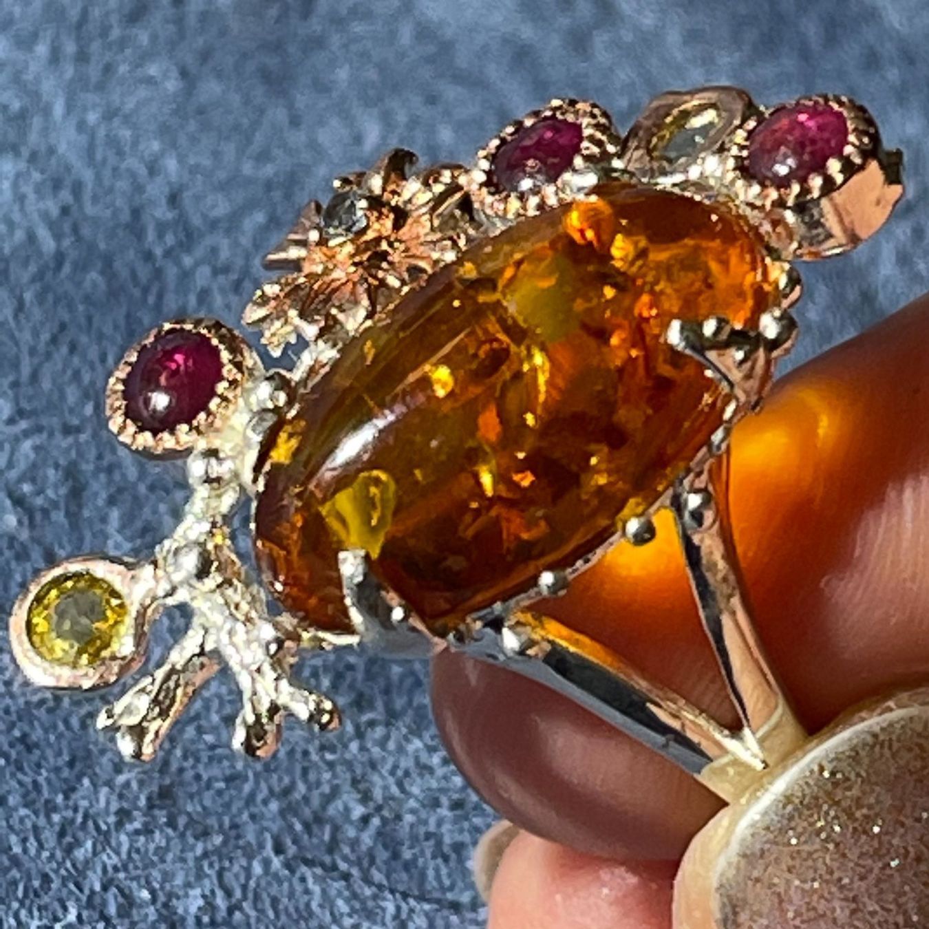 Llan Valls Joies Anelli: Natural African Red Amber & Ruby Asymmetric Gold 925SS Ring – Nuovo e nell'imballaggio originale da Birsfelden venduto da Brut 2