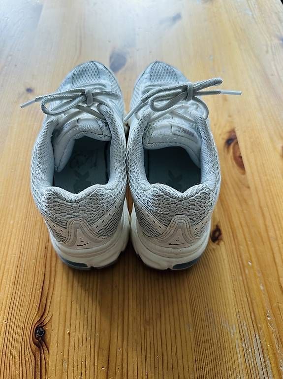Nike Chaussures femmes: Nike Air Max Moto 2K – D'occasion à Amriswil par sabry1987 2