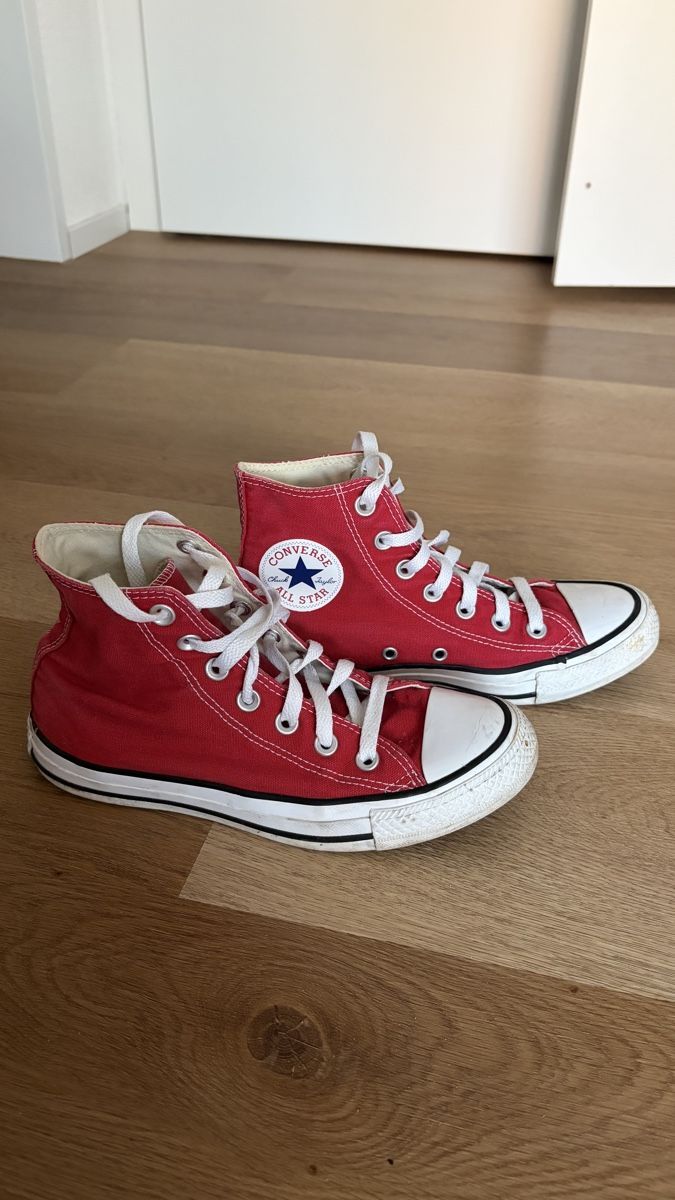 Converse Damenschuhe: Rote Converse Sneaker – Grösse 37.5 – Gebraucht aus Sirnach von Vikuyya