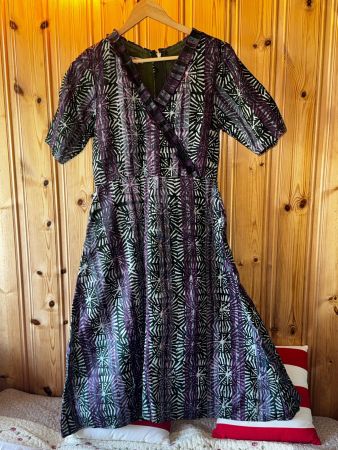 Robe VINTAGE imprimée violette et verte taille 12