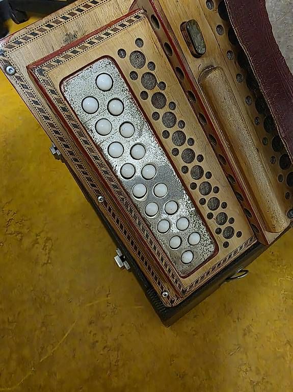 Musikinstrumente: Schwyzerörgeli original Eichhorn 2-Chörig – Gebraucht aus Thal von and_wn7z 2
