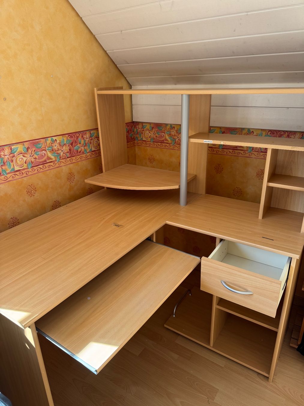 Bureaux: Bureau d’angle couleur hêtre – D'occasion à Courrendlin par ant_gnl8