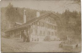 LANDWIRTSCHAFT/BAUERNHAUS 1910 mit Bauernfamilie BE?