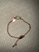 Elegantes Armband in Roségold mit grünem Stein zu verkaufen!