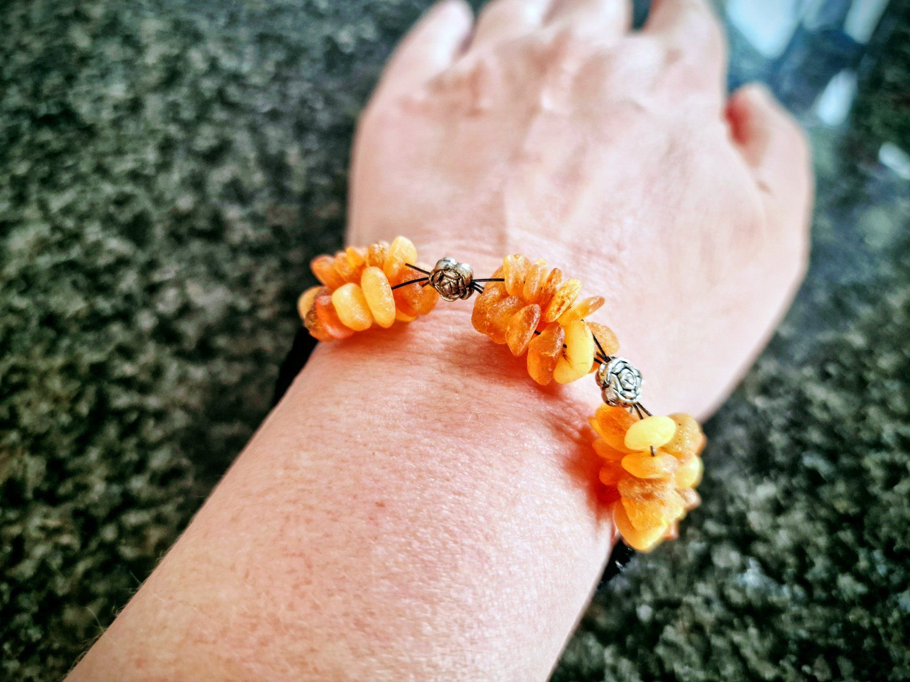 Bracelets: Bernsteinperlen in Rosenform, perfekt als Geschenk – Neuf (Voir description) à Widnau par Marakumba 4