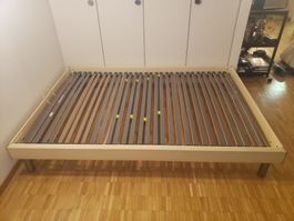 Bettrahmen mit Lattenrost 140x200cm beige guter Zustand