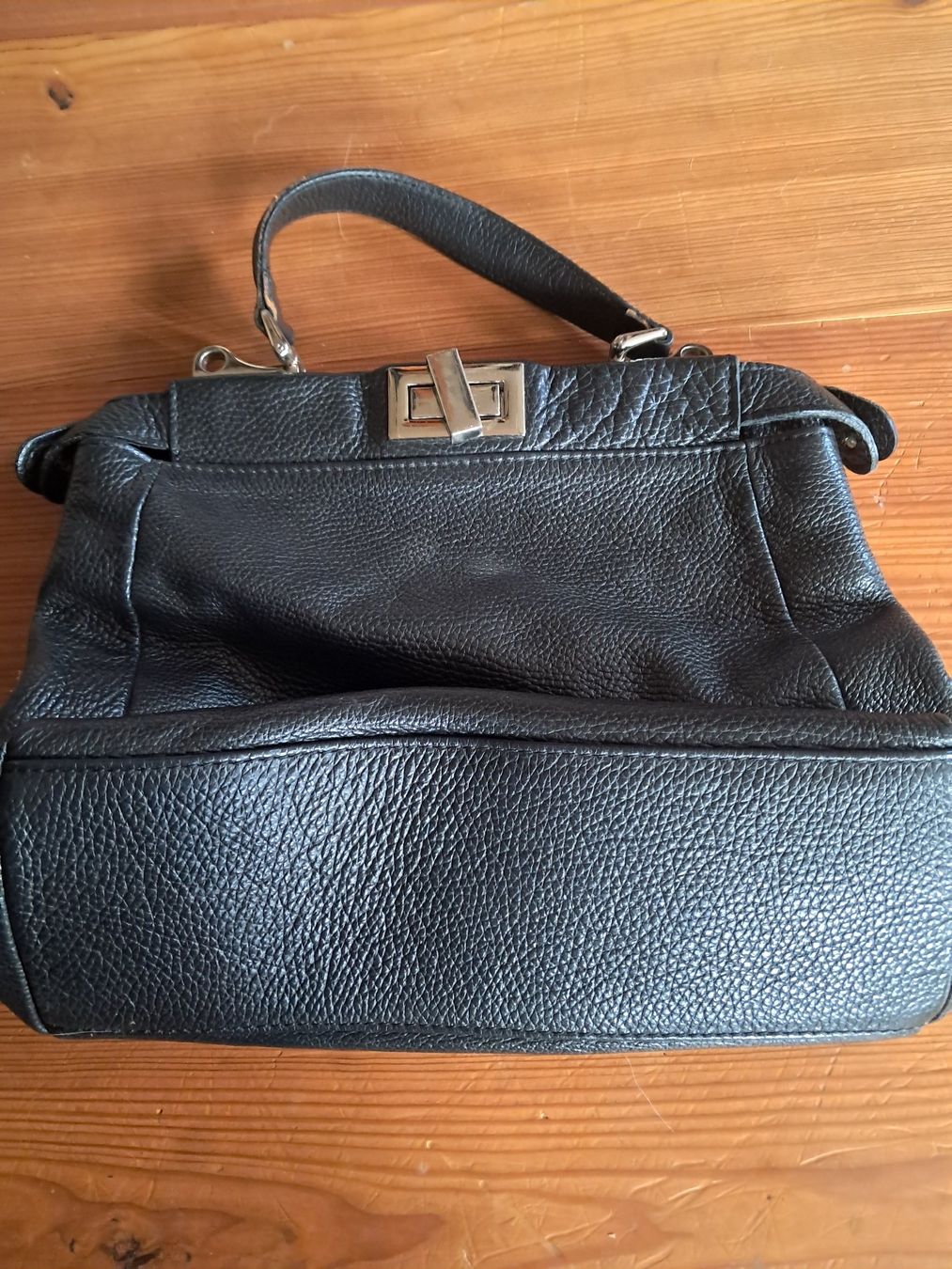 Sacs: Ledertasche . geräumig . schwarz . mit 2 Fächern . – D'occasion à Leuggelbach par schmetterlings-fee 3