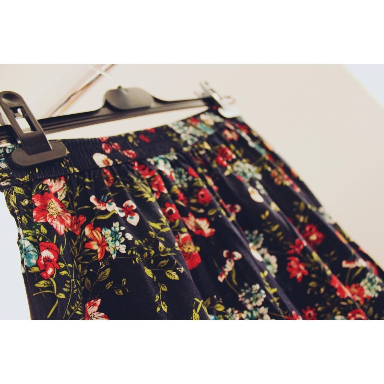 Only Pantalons: Gerade geschnittene Sommerhose mit floralem Print – D'occasion à St. Gallen par jbu_ns6v 1