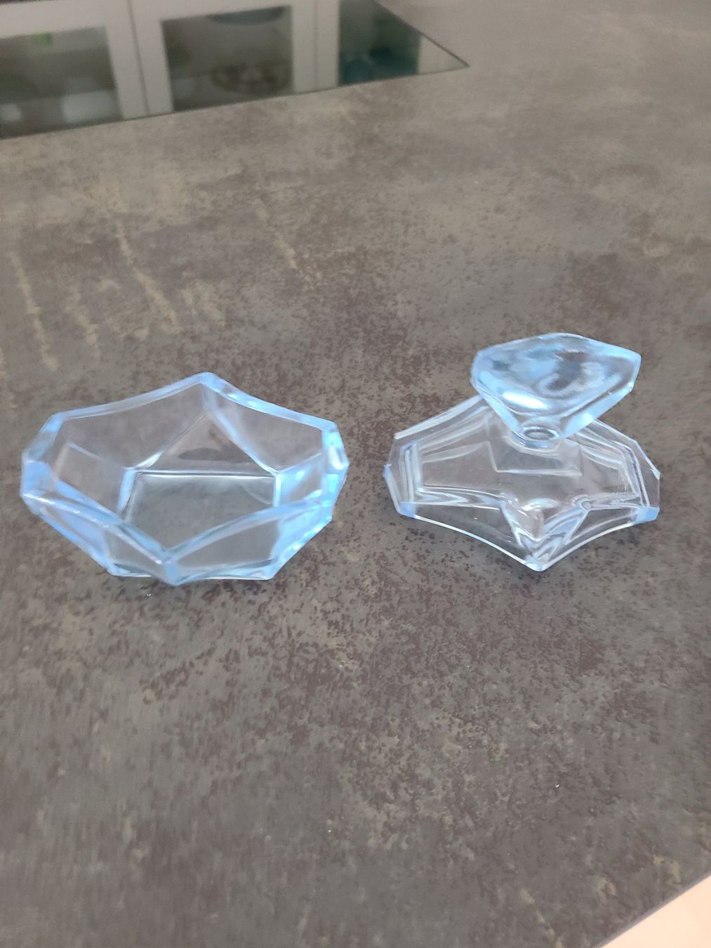 Bicchieri: Glasschale mit Deckel hellblau geschliffen gebraucht – Usato da Reinach venduto da 3Guggerli 1