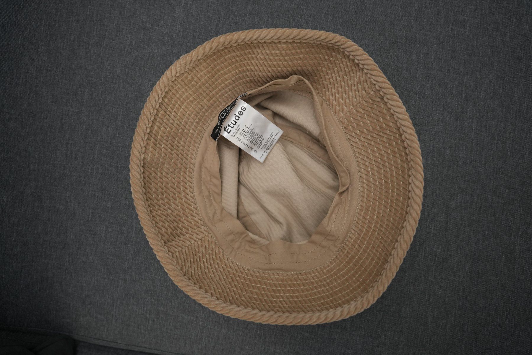 Copricapi, berretti & cappellini: Etudes Corduroy Bucket Hat – Usato da Neuchâtel venduto da yan_lq56 2
