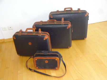 3 Reisekoffer und 1 Tragtasche