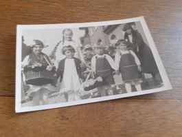 SCHWIIZER FRAU DAZUMAL - MUETTER mit CHIND am UMZUG