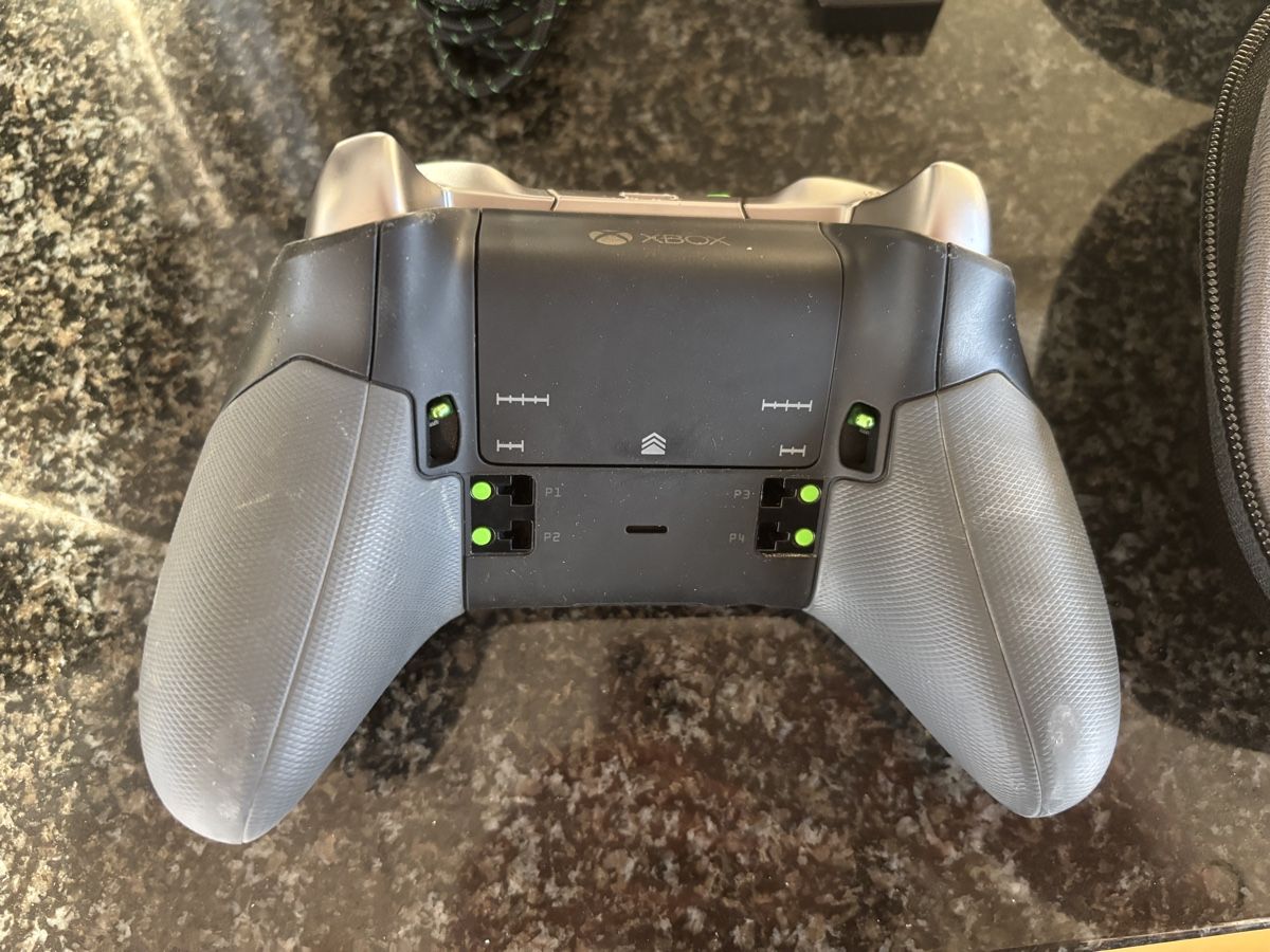 Microsoft Console: XBox Controller mit Zubehör – Usato da Grosswangen venduto da Sunnyday35 1