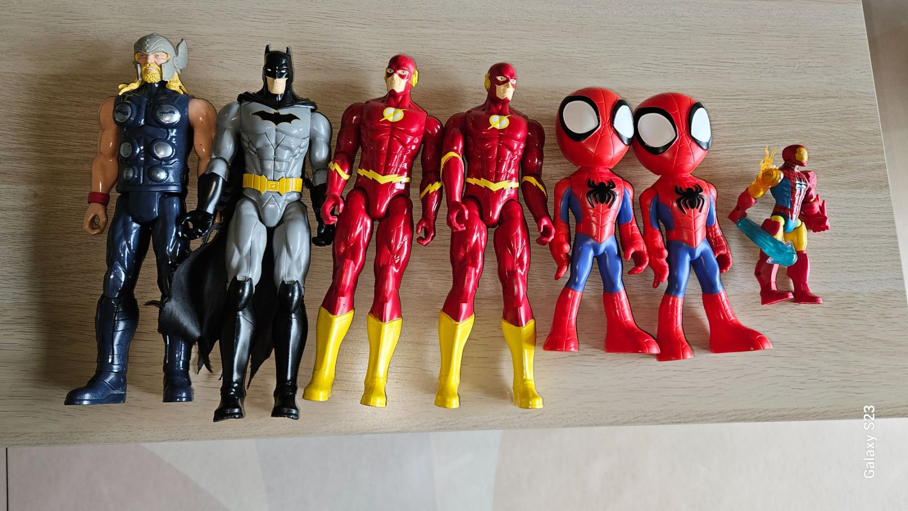 Giocattoli: Superhelden Actionfiguren Set Thor Batman Flash Spidey Ir... – Usato da Sennhof (Winterthur) venduto da HG2019
