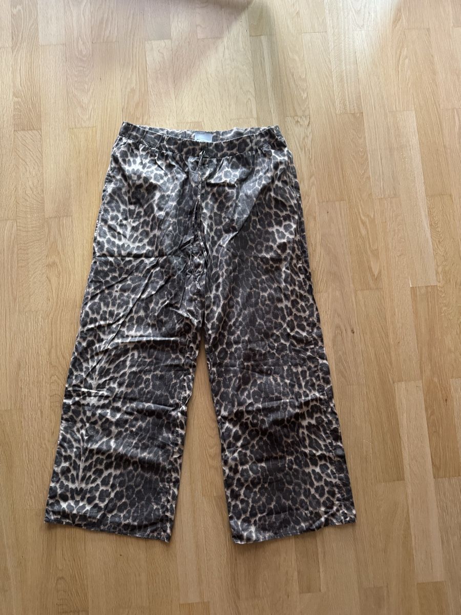 Asos Pantaloni: Stoffhose mit Leopardenmuster  – Usato da Zürich venduto da kat_ww7d
