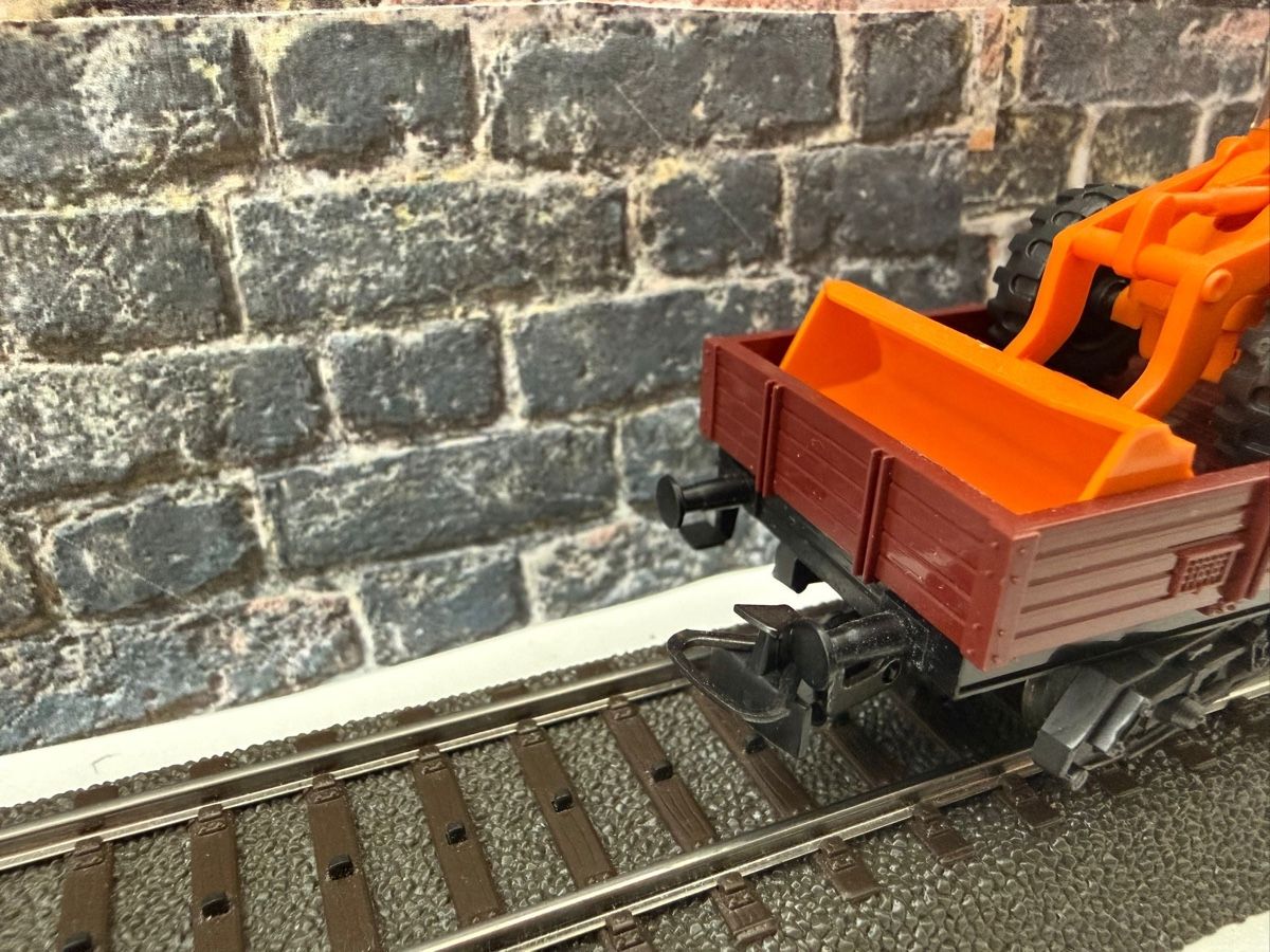 Märklin Modellini di ferrovie: Märklin H0 4474 Schwerlastwagen mit Trax – Usato da Altdorf UR venduto da modellbau-widmer 2