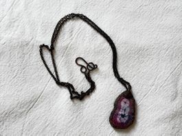 Collier avec pendentif en pierre violette