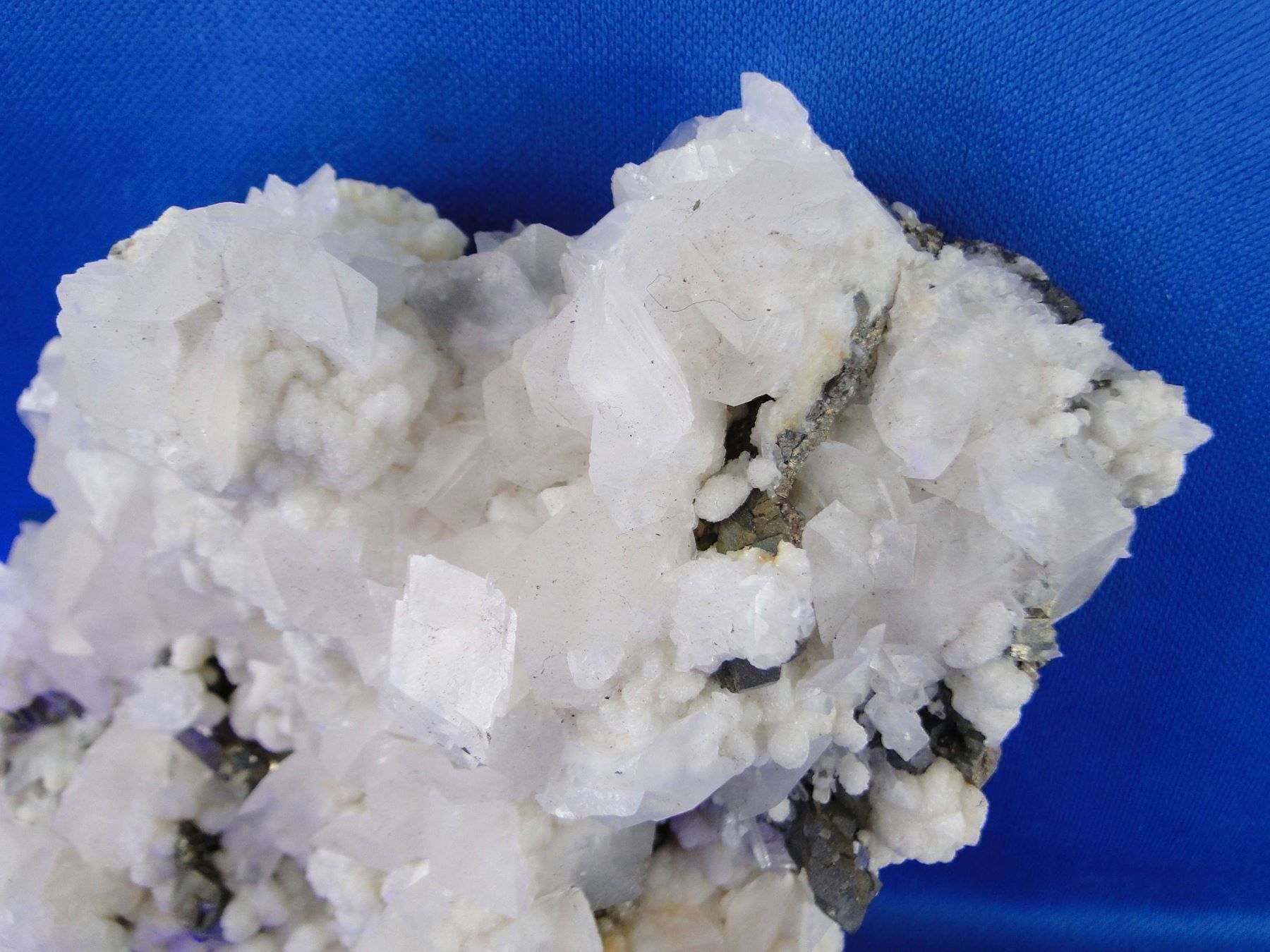 Minerali & Pietre curative: Calcit (UV-Pink) mit Arsenopyrit – Usato da Schinznach Bad venduto da Demerald 3