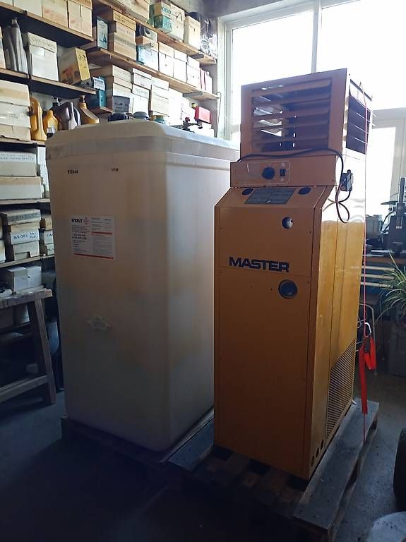 Radiateurs: Warmluftheizung MASTER mit Heizöltank – D'occasion à Pailly par Papichel