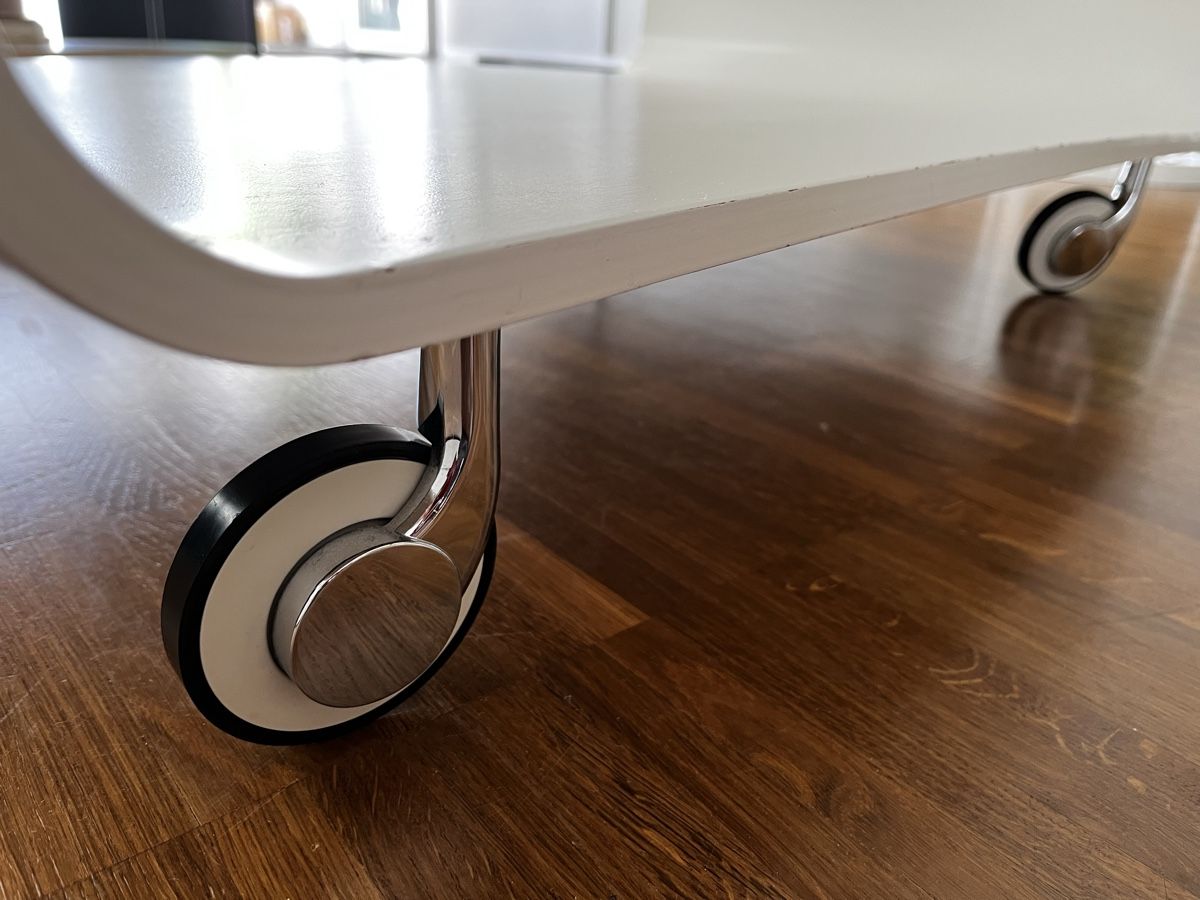 Tische: Couchtisch weiss mit Rollen mit Gebrauchsspuren – Gebraucht aus Belp von Feebee 3