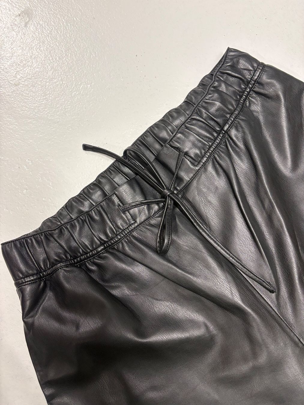 H&M Pantaloni: Weite Kunstleder Hose Gr. M schwarz lang – Nuovo (secondo la descrizione) da Regensdorf venduto da secondchancefashion 1