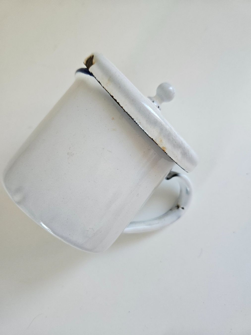 Ciotole: Emaille Spuck-Napf mit Deckel antik – Usato da Urdorf venduto da Colina 5