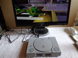 Sony PlayStation 1 Konsole mit Kabeln und  1Spiel