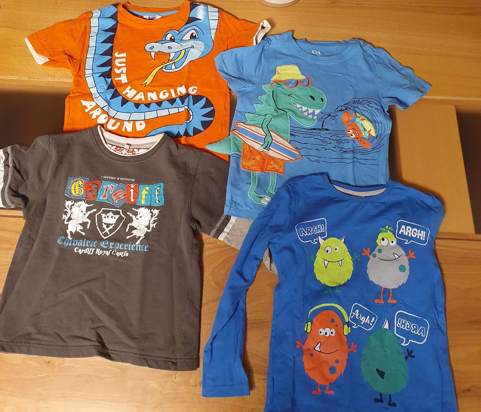 Lotti & Set di vestiti: T-Shirt und Pullover 122 – Usato da Oberburg venduto da bauob