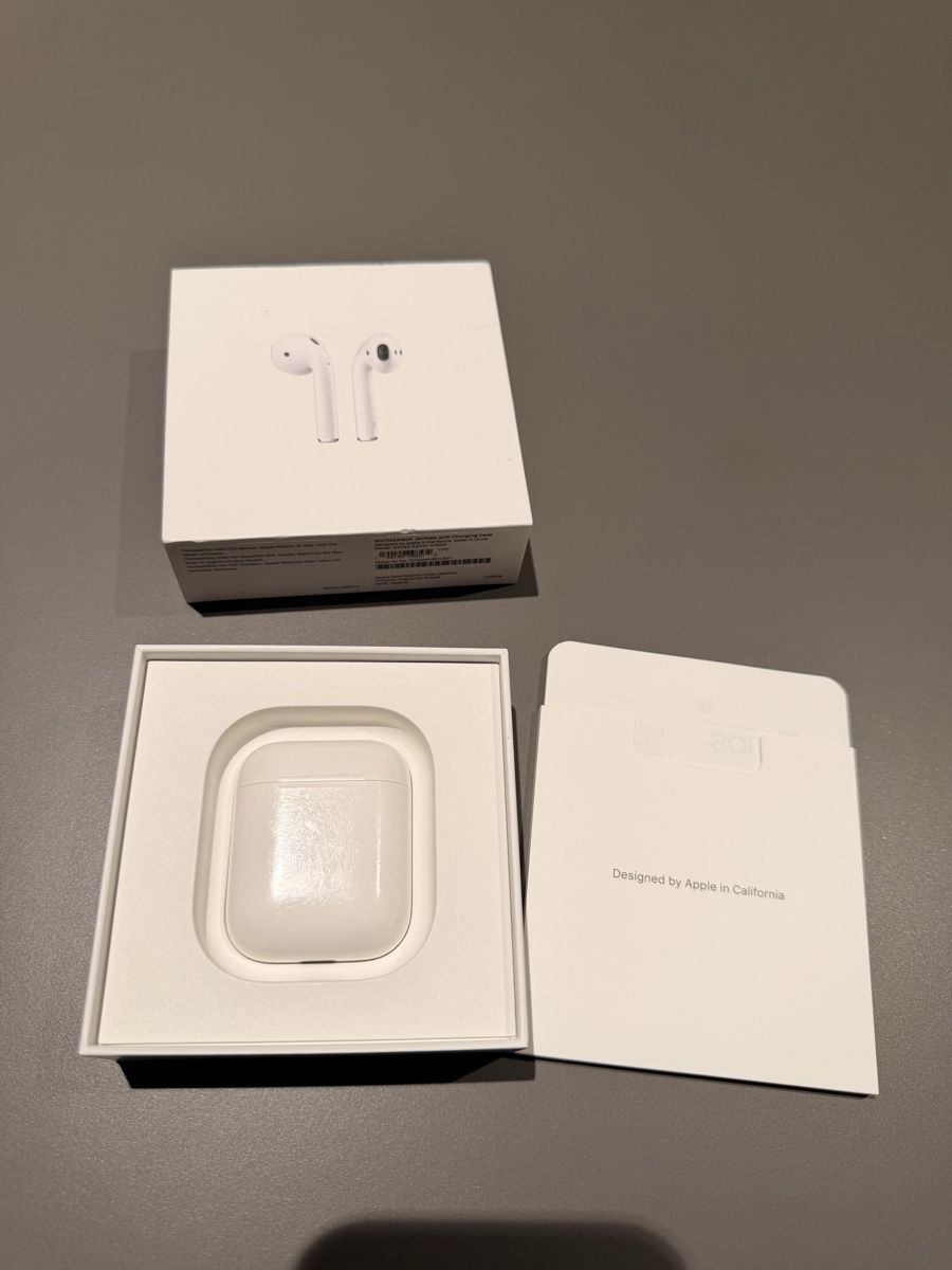 Apple Kopfhörer: Apple AirPods with Charging Case Good Condition – Gebraucht aus Chur von ines_lopez