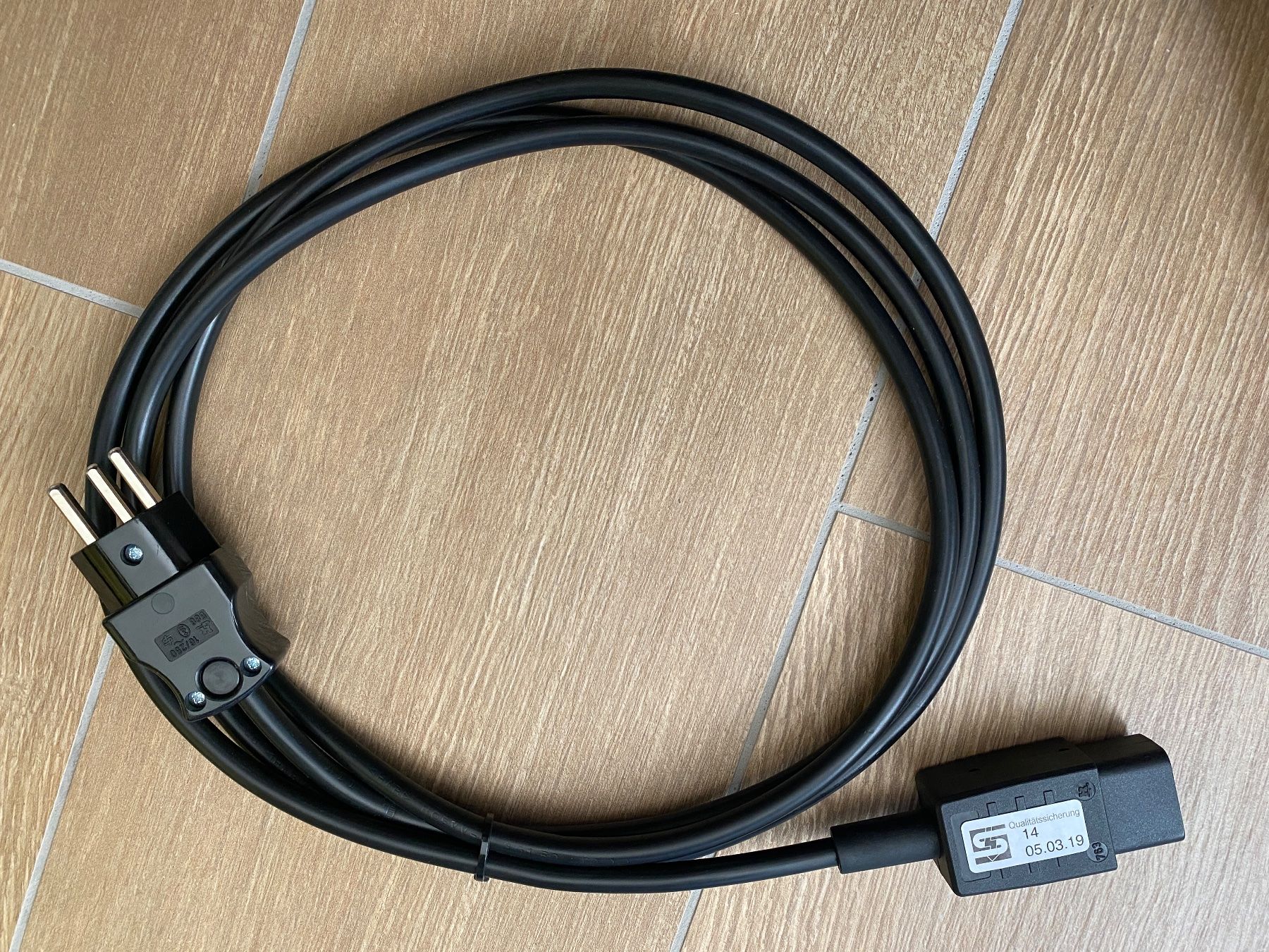 Cavi: Kabel mit Schweizer T23 Stecker & IEC 320 C19 (2.5m) – Nuovo (secondo la descrizione) da Brütten venduto da Trinity_ch