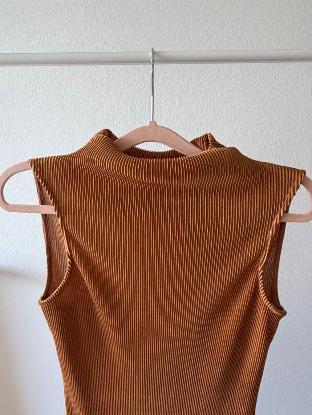 Kleider: Geripptes Kleid gold, ärmellos, Grösse S – Gebraucht aus Aarau von Better_Buy_From_Stef 1
