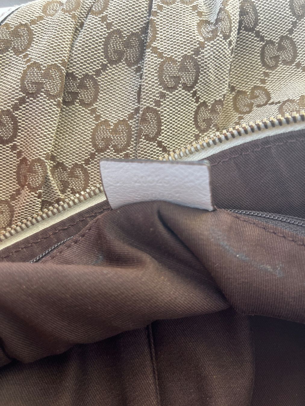 Gucci Sacs femmes: Gucci Abbey-D Ring Crossbody Bag – D'occasion à Sugiez par Vuitton_for_life 8