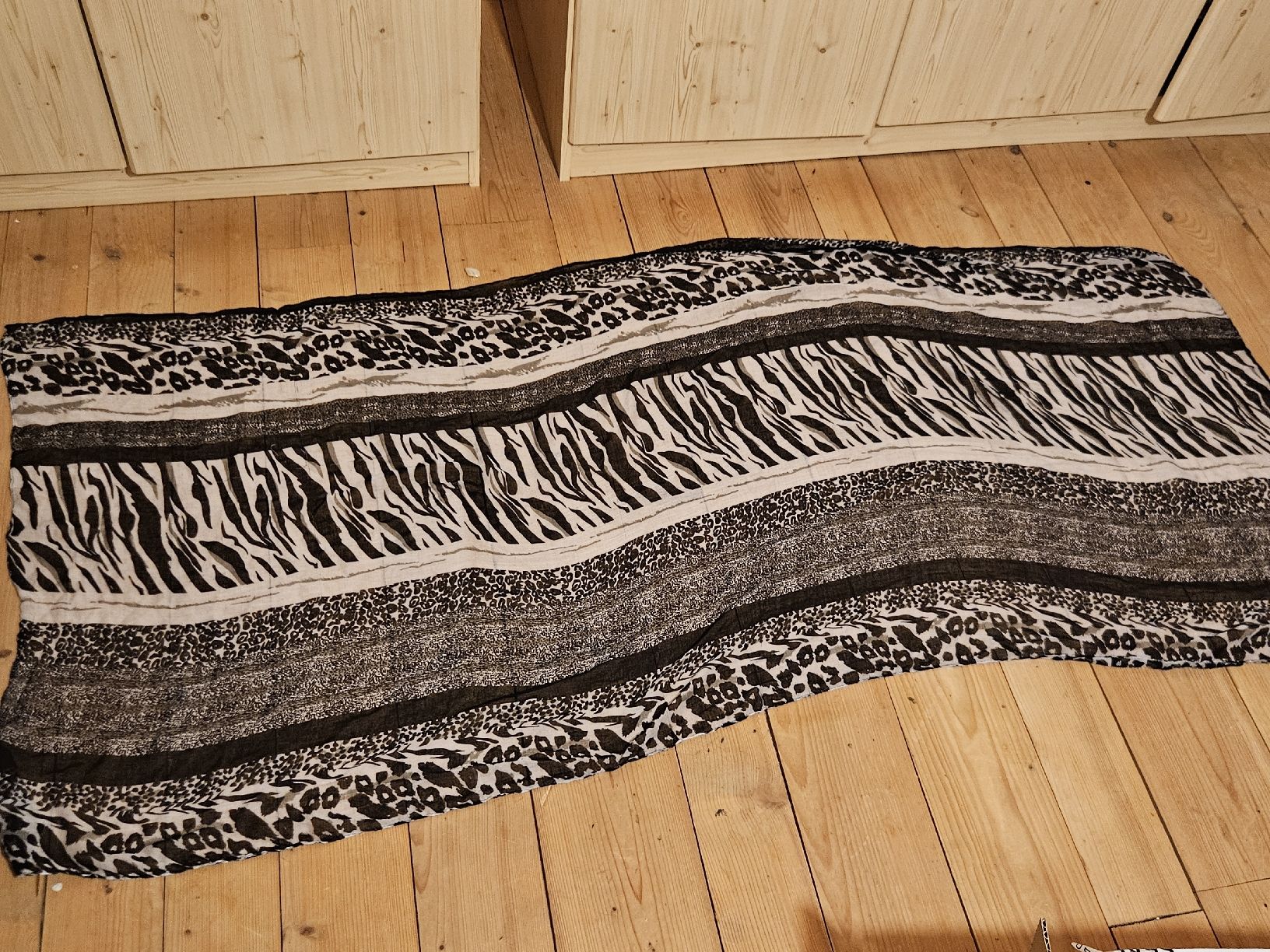 Foulard & Sciarpe: Écharpe tendance motifs animaliers – Usato da Mühleberg venduto da Eliboub 1