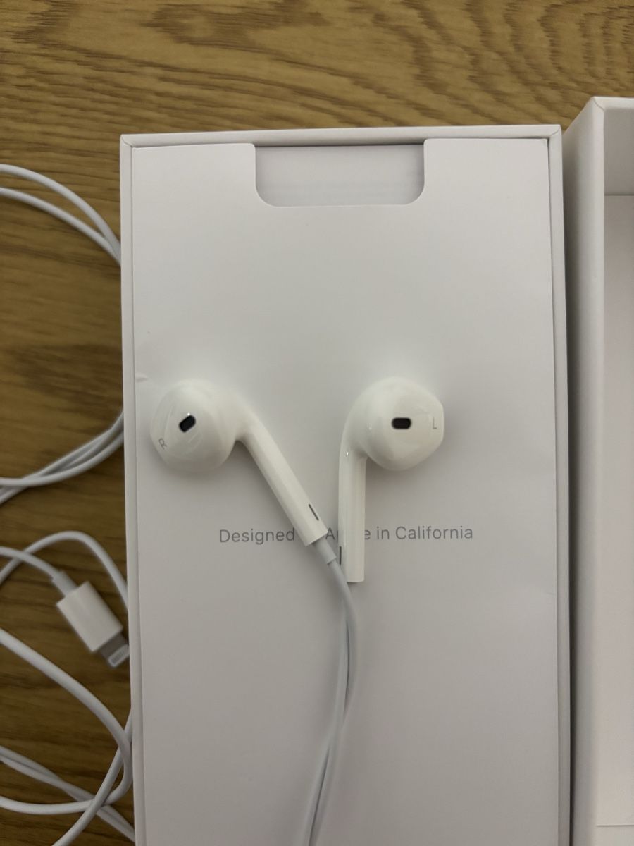 Apple Kopfhörer: Apple EarPods mit Lightning – Neu und originalverpackt aus Belfaux von vik_c6z2 1