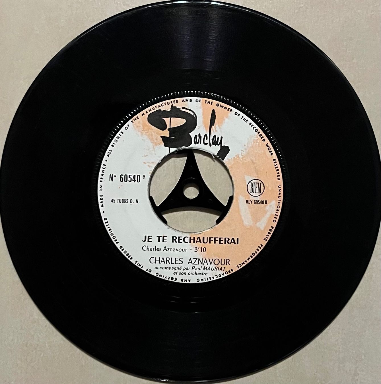 Dischi in vinile: CHARLES AZNAVOUR - LE MONDE EST SOUS NOS PAS – Usato da Bussigny venduto da vinyl-pas-cher 1