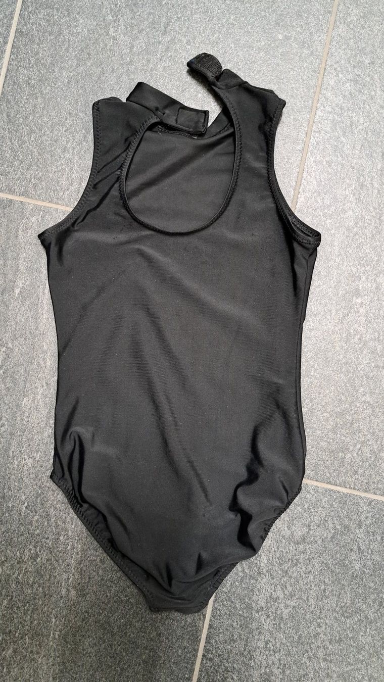 Scarpe, pantaloni & magliette da ginnastica: Turndress Gr. 116 – Usato da Egliswil venduto da Elaja 1