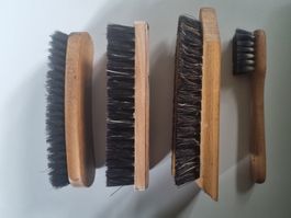 4 brosse en bois, vintages, nettoyage chaussures et habits.