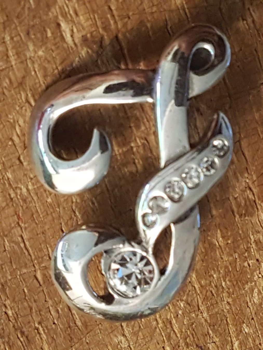 Spille & Fermagli: Brosche Monogramm J oder L ca. 3,5cm lang, facett. Steinchen – Usato da Ettingen venduto da Maranathatalitha 1