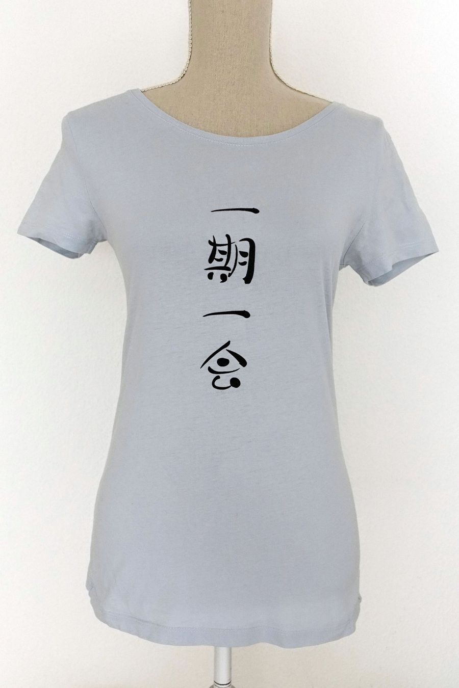 T-Shirts: Japanisches T-Shirt "Ichi Go Ichi E" – Gebraucht aus Winterthur von Hiruko