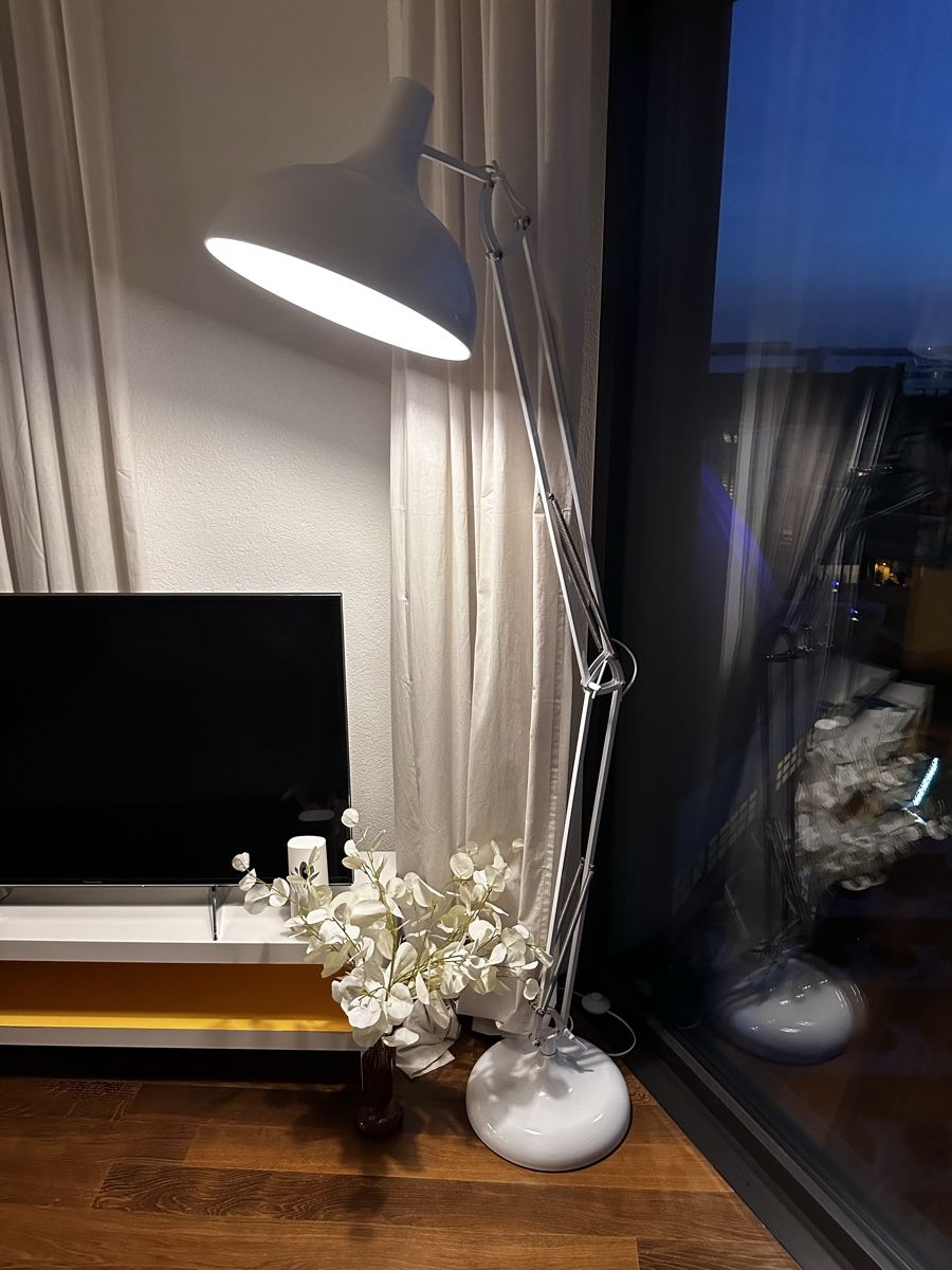 Lampade: White standing lamp – Usato da Basel venduto da mai_hw2r 1