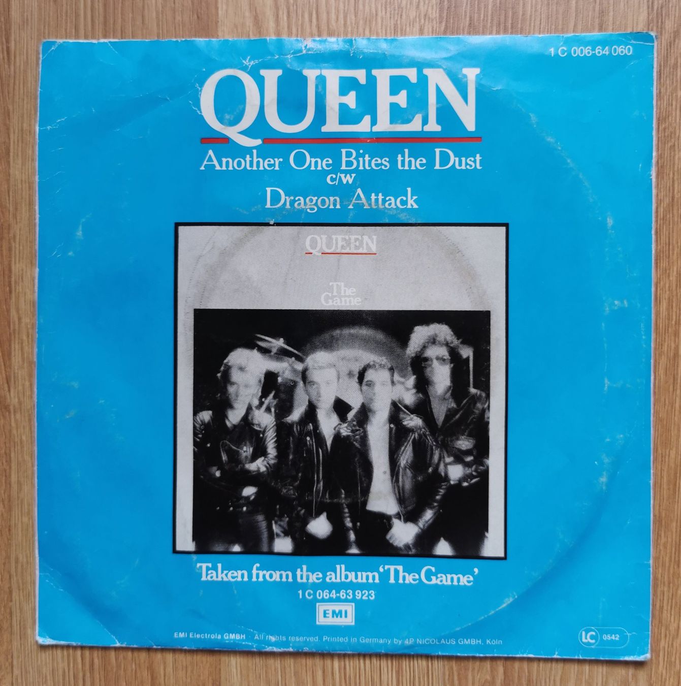 Schallplatten: Queen - Another One Bites The Dust / Dragon Attack 7" Single – Gebraucht aus Birsfelden von dsc_f8gx 1