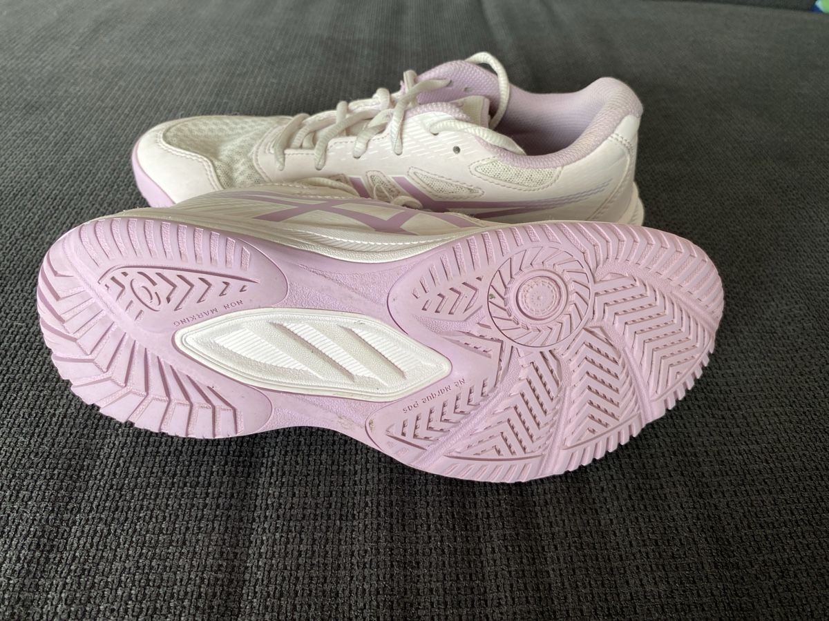 Asics Schuhe für Jungen: Asics Hallenschuhe Grösse 38 – Gebraucht aus Oberdiessbach von Magalli 1
