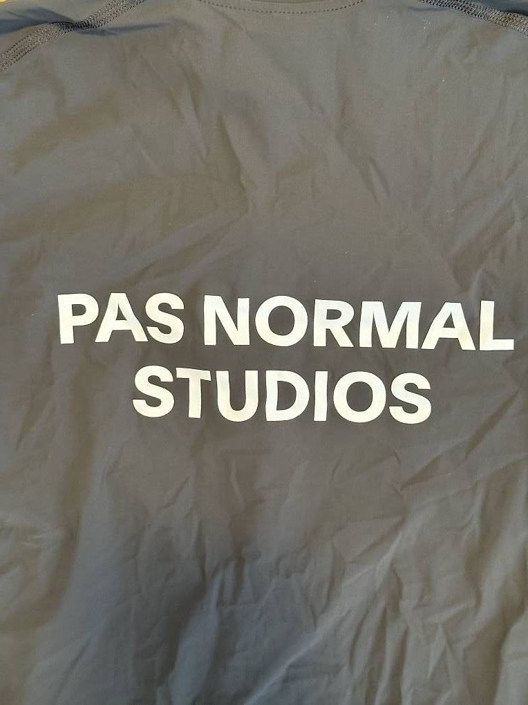 Pas Normal Studios Canottiere & Pantaloni: Maillot PAS NORMAL Essential (L) – Usato da Lausanne venduto da Sirimaz 3