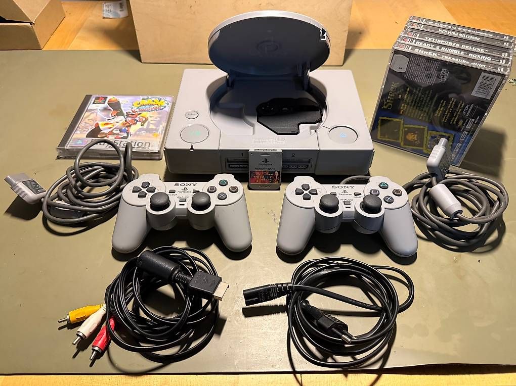 Console: Sony PS1 / PlayStation 1 Bundle + 2 Controller + Spiele – Usato da Frauenfeld venduto da Joshino 1