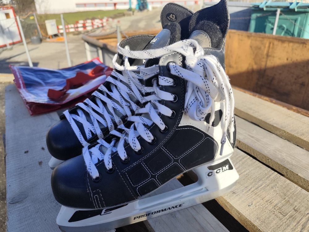 Patins à glace CCM, taille 43 - Prêt pour la patinoire! (D'occasion) à